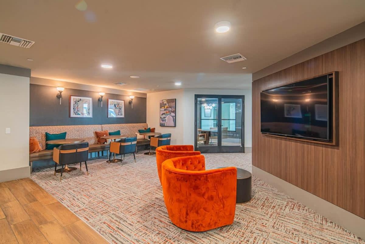 Cozy 1br Kierland Commons, Tpc Golf, Pool, Gym, W-d *